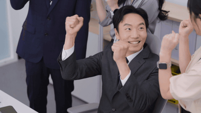 사무실 팀이 성공을 축하하는 모습