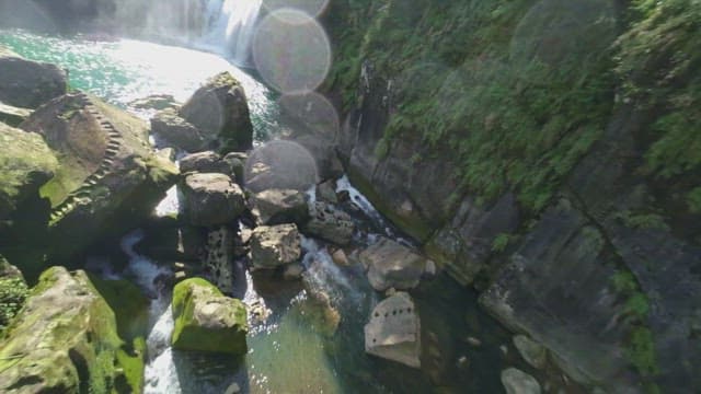 강으로 떨어지는 웅장한 폭포