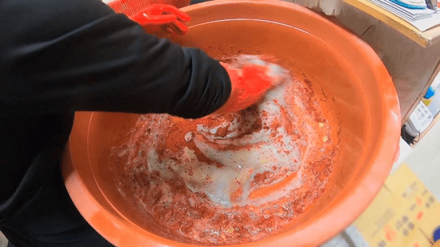 큰 대야에서 김치속을 섞는 모습