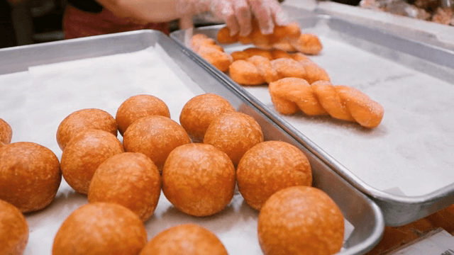 쟁반에 갓 구운 한국 도넛