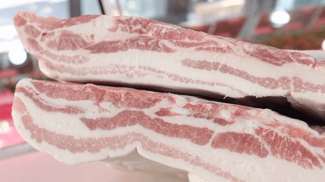 정육점의 신선한 삼겹살