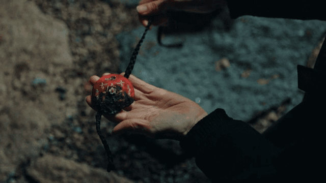 전통 한국 장식을 들고 있는 손