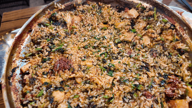 테이블 위 팬에 담긴 볶음밥