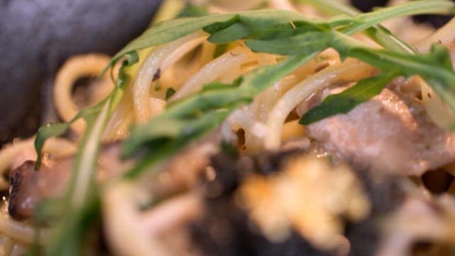 금가루와 캐비어를 곁들인 고급 파스타 요리