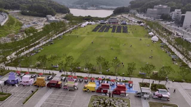 A large outdoor event with food trucks