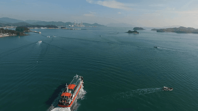 넓은 바다를 항해하는 여객선과 어선들