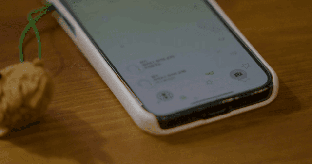 나무 테이블 위의 스마트폰