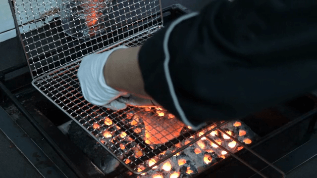 숯불 위에 생선 굽기