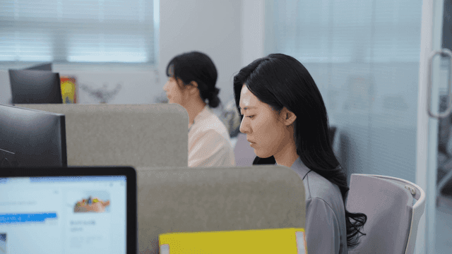 업무에 집중하는 사무실 직원들