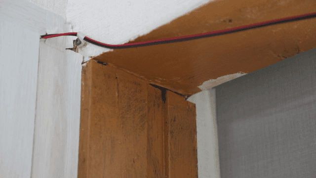 노출된 배선이 있는 방의 모서리