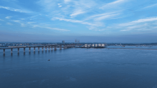 잔잔한 푸른 바다 위의 넓은 다리