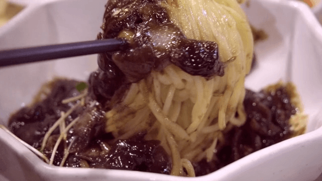 그릇에서 비벼지는 짜장면