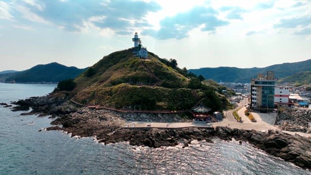 경치 좋은 해안 언덕의 등대