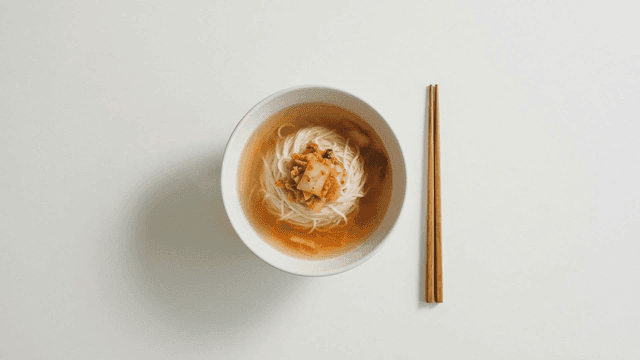 Steaming banquet noodles topped with kimchi