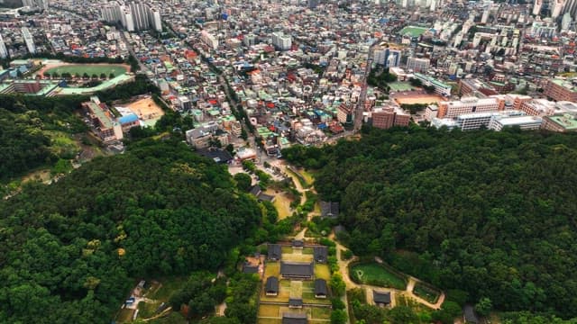 푸른 숲과 한옥 마을이 함께 있는 도시 풍경