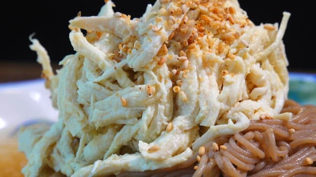 닭고기 고명이 올라간 맛있는 국수의 클로즈업 뷰
