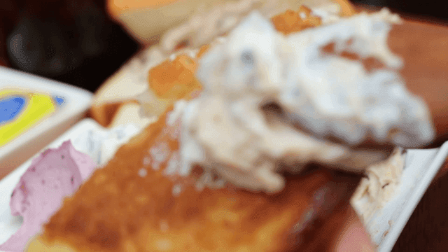 숟가락으로 빵에 바르는 요거트