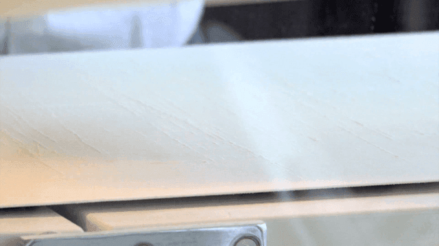 주방에서 반죽을 접는 검은 고무장갑 낀 손