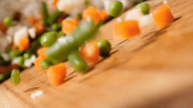 도마 위에 떨어지는 잘린 채소