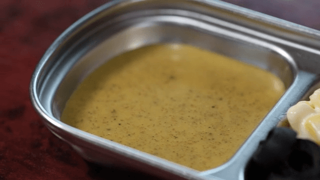 콘샐러드와 소스가 담긴 접시