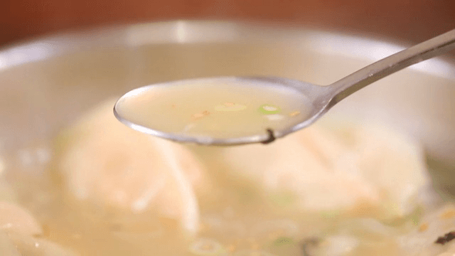 만두국 국물 한 숟가락