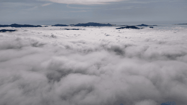 Sea of ​​clouds spread out along with distant mountains