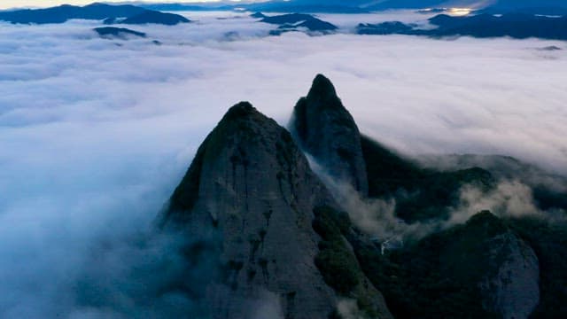 구름 위로 솟은 웅장한 산맥
