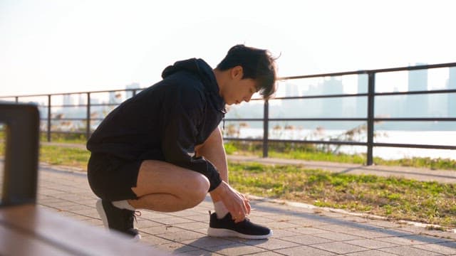 Man who ties shoelaces