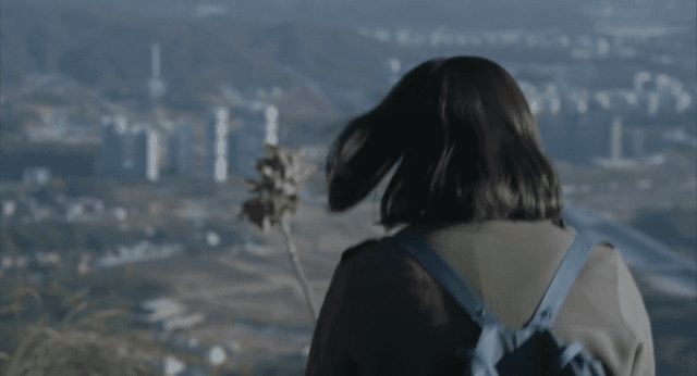 산 정상 위를 오른 여성