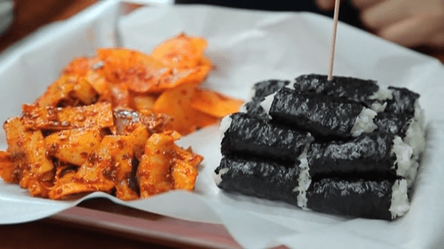 접시에 놓인 김밥과 김치