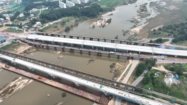 강 위를 가로지르는 다리와 교통 상황