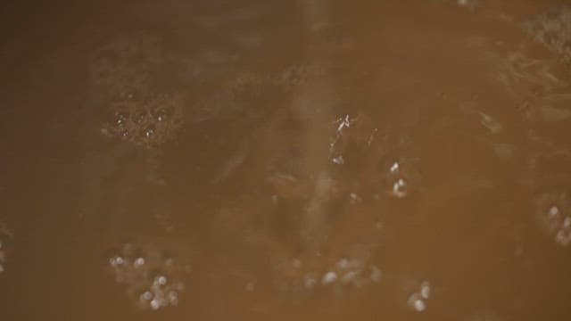 뜨겁고 구수한 육수가 끓는 모습