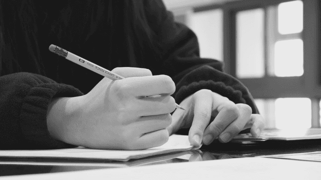 집중하여 필기하는 사람