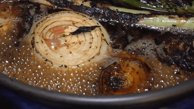 냄비에서 끓고 있는 양파와 대파