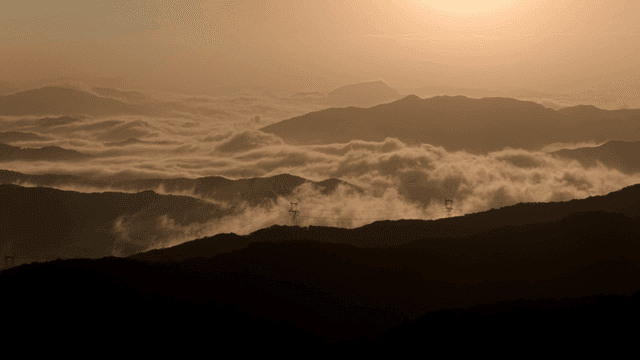 새벽 시간 산과 구름