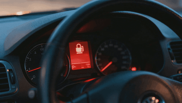 경고등이 켜진 자동차 대시보드