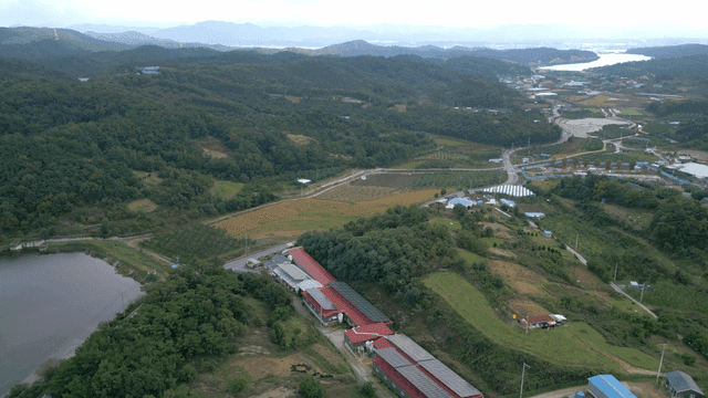 농장이 있는 시골 풍경의 항공 뷰