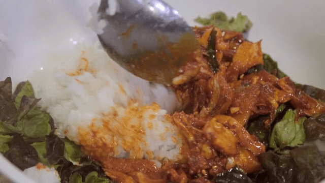 밴댕이 무침에 상추와 밥을 비비는 모습