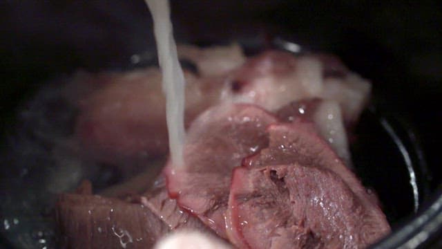 얇게 썬 소고기에 육수 붓기