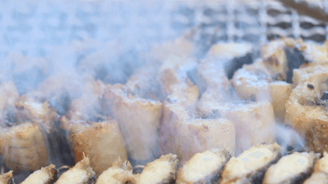 지글거리는 숯불 장어 구이