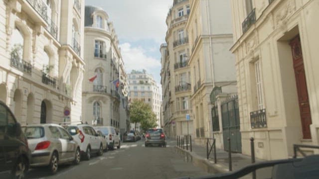 역사적 도시 거리를 지나는 차량 여행