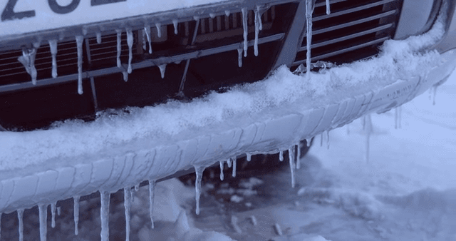 자동차 범퍼에 매달린 고드름