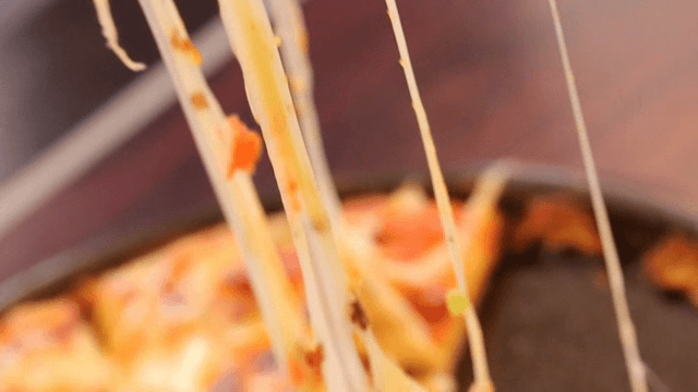 녹은 치즈가 늘어나는 피자 조각