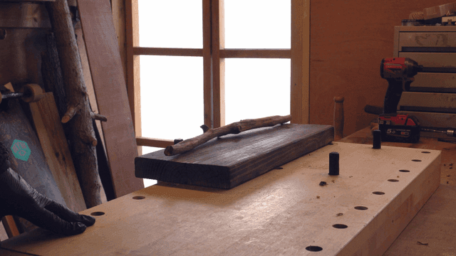 작업실의 목공 도구와 재료