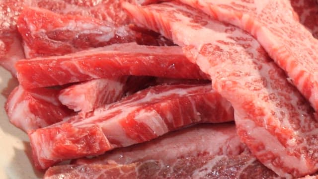 즙이 많은 생 마블링 고기 조각