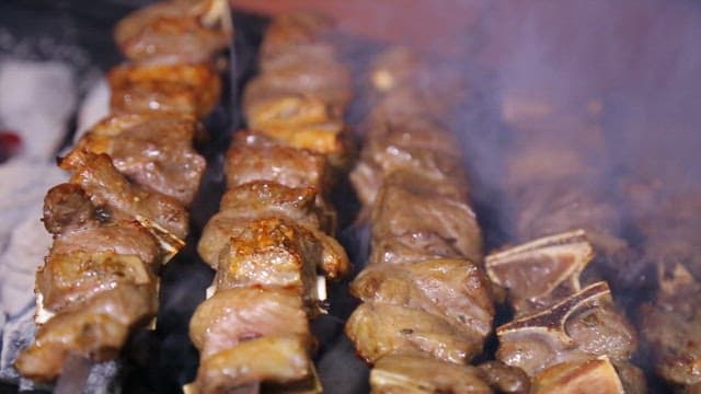 숯불 위에서 구워지는 육즙 가득한 양고기 샤슬릭
