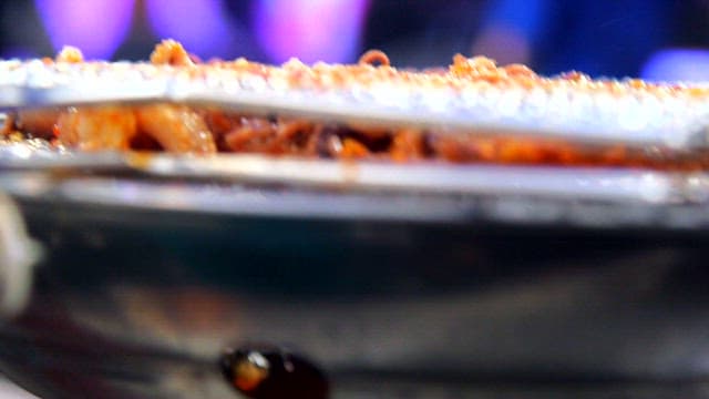 그릴 위에서 구워지는 쭈꾸미구이