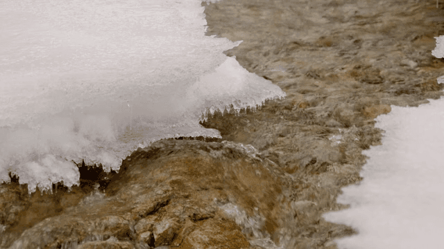 얼음 아래로 흐르는 강