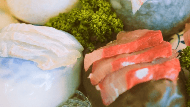 장식이 있는 접시에 놓인 신선한 회