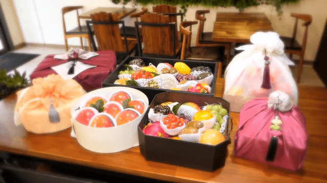 과일이 담긴 전통 선물 상자